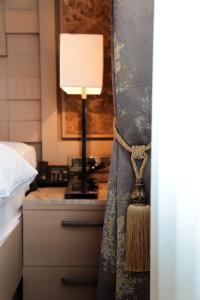 YolcatıにあるBolu Koru Hotels Spa & Conventionのテーブル(ランプ付)とカーテン