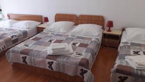 1 dormitorio con 2 camas y toallas. en Pensiunea Soimul, en Băile Herculane