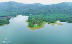 een eiland in het midden van een meer bij Anantya By The Lake in Kalial