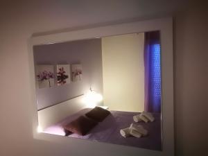 ノートにあるAppartamento Lorenzo Notoの鏡に映るベッドルーム(ベッド付)