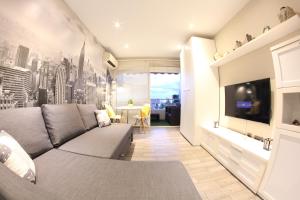 Televízia a/alebo spoločenská miestnosť v ubytovaní Lovely Studio New York Design