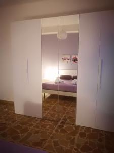 A bed or beds in a room at Appartamento Lorenzo Noto