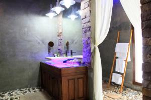 A bathroom at Cambana d'Angkor Suites