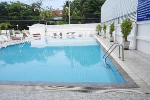 Bazén v ubytování Puangpen Villa Hotel nebo v jeho okolí