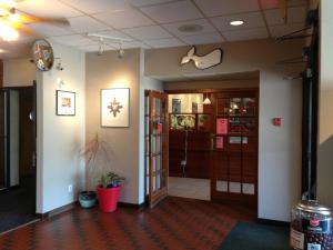 un corridoio dell'ufficio con una porta e una stanza con una pianta di Moby Dick Inn a Prince Rupert