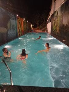 un grupo de personas en una piscina por la noche en Thien Thanh Hotel, en Phong Nha