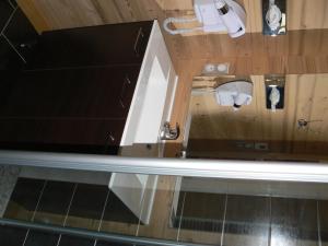 łazienka z umywalką i toaletą w pokoju w obiekcie Les Chalets des Chatelminés w mieście La Bresse