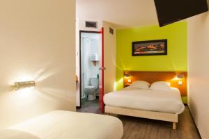 Postel nebo postele na pokoji v ubytování Enzo Hotels Chalons en Champagne