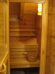 una sauna en una cabaña de madera con un cubo en Les Chalets des Chatelminés, en La Bresse