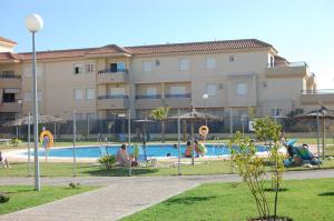 un grupo de personas jugando en una piscina en Holi-Rent Albatros, en Sanlúcar de Barrameda