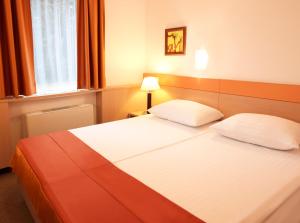 Postel nebo postele na pokoji v ubytování Garni Hotel Savica - Sava Hotels & Resorts