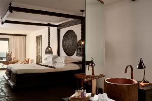 Letto o letti in una camera di Myconian Utopia Relais & Chateaux