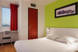 Postel nebo postele na pokoji v ubytování Enzo Hotels Chalons en Champagne
