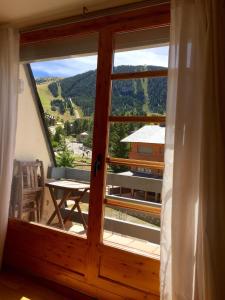 a window with a view of a mountain view at Pistas Esqui La Molina Masella in La Molina