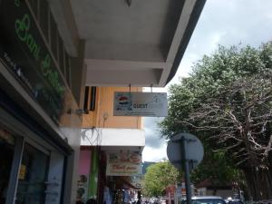 a street sign on the side of a building at La Plaine Verte Guesthouse in Port Louis