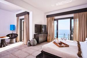 Letto o letti in una camera di Myconian Utopia Relais & Chateaux
