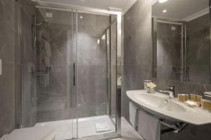 A bathroom at Hotel Shangri-La Roma by OMNIA hotels