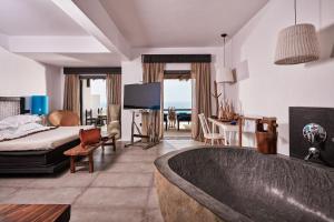 Letto o letti in una camera di Myconian Utopia Relais & Chateaux