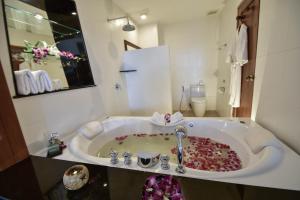 Ein Badezimmer in der Unterkunft Layalina Hotel