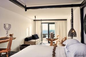 Letto o letti in una camera di Myconian Utopia Relais & Chateaux