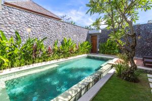 水明漾‎的住宿－Vishuddha Ajna Villa - Outstanding 2 bdr villa - GREAT LOCATION!，一座房子后院的游泳池