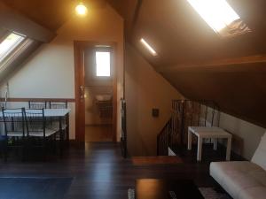 sala de estar con mesa y comedor en Casa Da Chousa, en Combarro