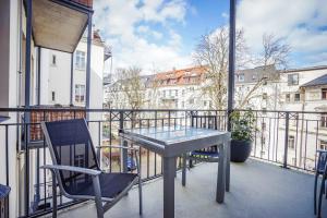 einen Balkon mit einem Tisch und Stühlen in der Unterkunft **Traumhafte City-Wohnung // 120qm // 4-Räume** in Leipzig