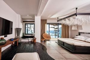 Letto o letti in una camera di Myconian Utopia Relais & Chateaux