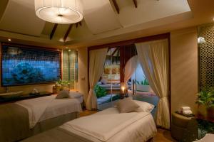 sypialnia z 2 łóżkami i dużym oknem w obiekcie Baros Maldives w Male