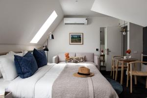 een slaapkamer met een groot bed met een hoed erop bij Heritage House in Stellenbosch +184 foto's