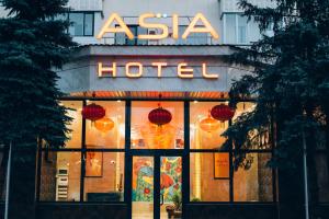 ASIA Hotel في ألماتي: علامة الفندق على واجهة المبنى