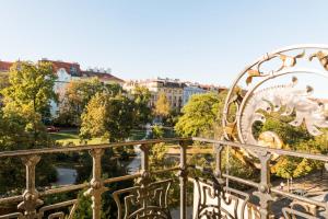 balkon z widokiem na miasto w obiekcie La Fenice w Pradze