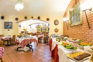restauracja ze stołami z jedzeniem w obiekcie La Fenice w Pradze
