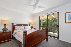 A bed or beds in a room at Flynns Beach Retreat