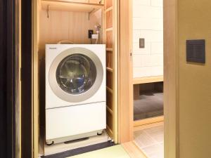 - un lave-linge et un sèche-linge dans la buanderie dans l'établissement Kyo no Ondokoro Gokomachi Ebisugawa #3, à Kyoto