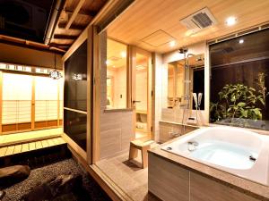une grande salle de bain avec baignoire et douche dans l'établissement Kyo no Ondokoro Gokomachi Ebisugawa #3, à Kyoto 52 autres photos