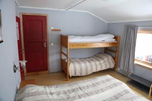 Ліжко або ліжка в номері Vats Fjellstue