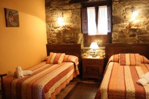 A bed or beds in a room at Casa Rural La Xiarapina