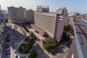 AZIMUT Hotel Siberia في نوفوسيبيرسك: اطلالة جوية على مبنى كبير في مدينة