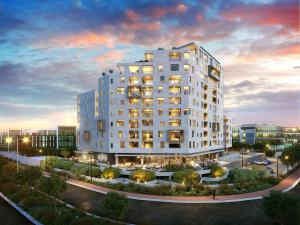un gran edificio blanco al anochecer en Axis Luxury Apartments by Century City Hotels, en Ciudad del Cabo