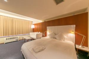 Postel nebo postele na pokoji v ubytování Hotel Landmark Wakayama