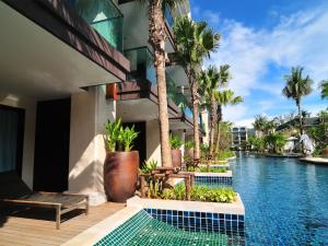 Der Swimmingpool an oder in der Nähe von Phuket Graceland Resort and Spa