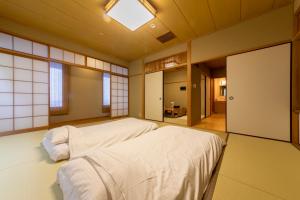 En eller flere senger på et rom på Hotel Landmark Wakayama