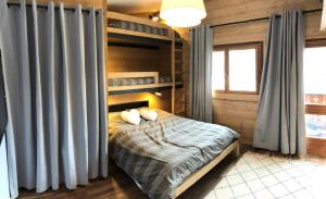 En eller flere senge i et værelse på Beau Chalet rénové vue lac Tignes