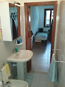Kúpeľňa v ubytovaní MERAVIGLIOSO VILLINO DIRETTAMENTE SUL MARE con posto auto e aria condizionata!