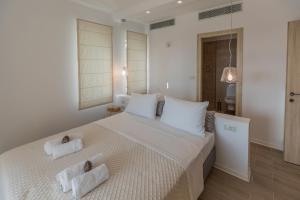 En eller flere senge i et værelse på Exclusive Sea View Villa Madelaine