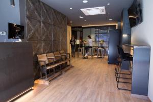 Airhostel Barcelona Airport 24h的电视和/或娱乐中心