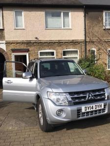 ロンドンにあるLovely Three Bedroomed House, Parking 2 Carsの家の前に停車する銀車