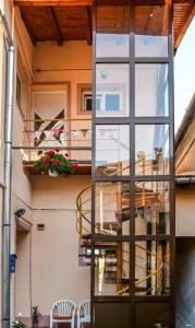 un riflesso di un tavolo e sedie in una finestra di Casa Todor a Sibiu