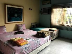 1 dormitorio con 2 camas y ventana en Hotel Las Residentas en Luque
